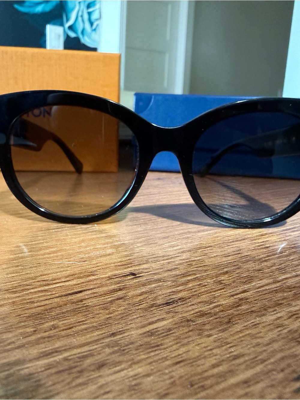 Louis Vuitton Black Round Frame Women's Sunglasses with Gold LV Logo - Picture 2 of 5